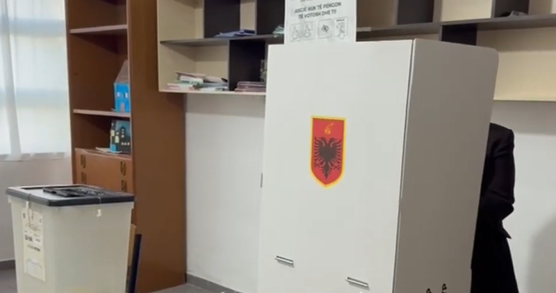 Zgjedhjet e pjesshme vendore/ Nis me vonesë procesi i votimit në Vlorë, mbërrijnë me vonesë komisionerët e PD