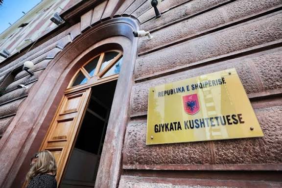 Garë fiktive për Kushtetuesen/ Zbardhen shkeljet gjatë procesit, Sokol Sadushi mbylli sytë dhe “pilotoi” Asim Vokshin si fitues