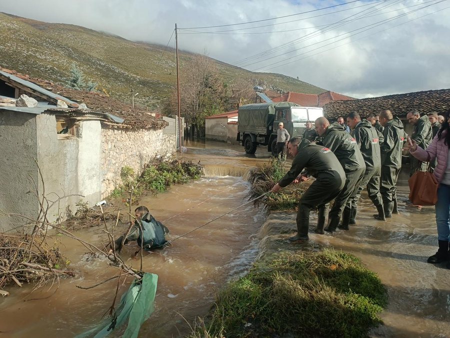 Moti i keq, dyshohet se një e moshuar ka humbur jetën; Prej 12 orësh vijon operacioni për gjetjen e 76-vjeçares