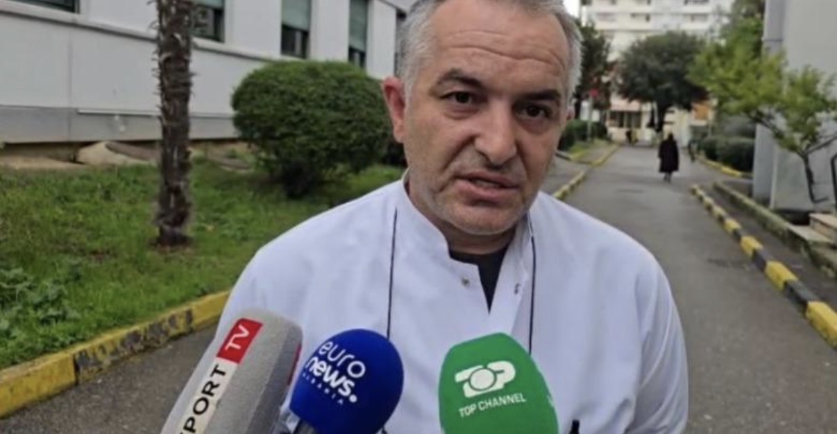U plagos me thikë nga i mituri, mjeku në Durrës: 15-vjeçari është i intubuar në gjendje kritike! Ka 4 plagë në gjoks, njëra i ka prekur zemrën