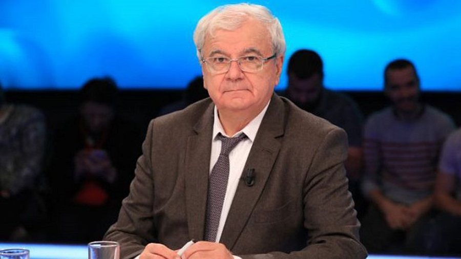 Saliu mirë që nuk dëgjon nga veshët, por nuk përdor as aparat dëgjimi!