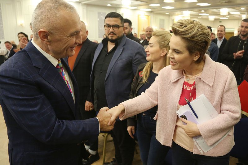 “S’më hëngri politika, por shokët”, Kryemadhi flet për jetën personale: Nëse më parë në krevat kisha Ilirin, sot kam…