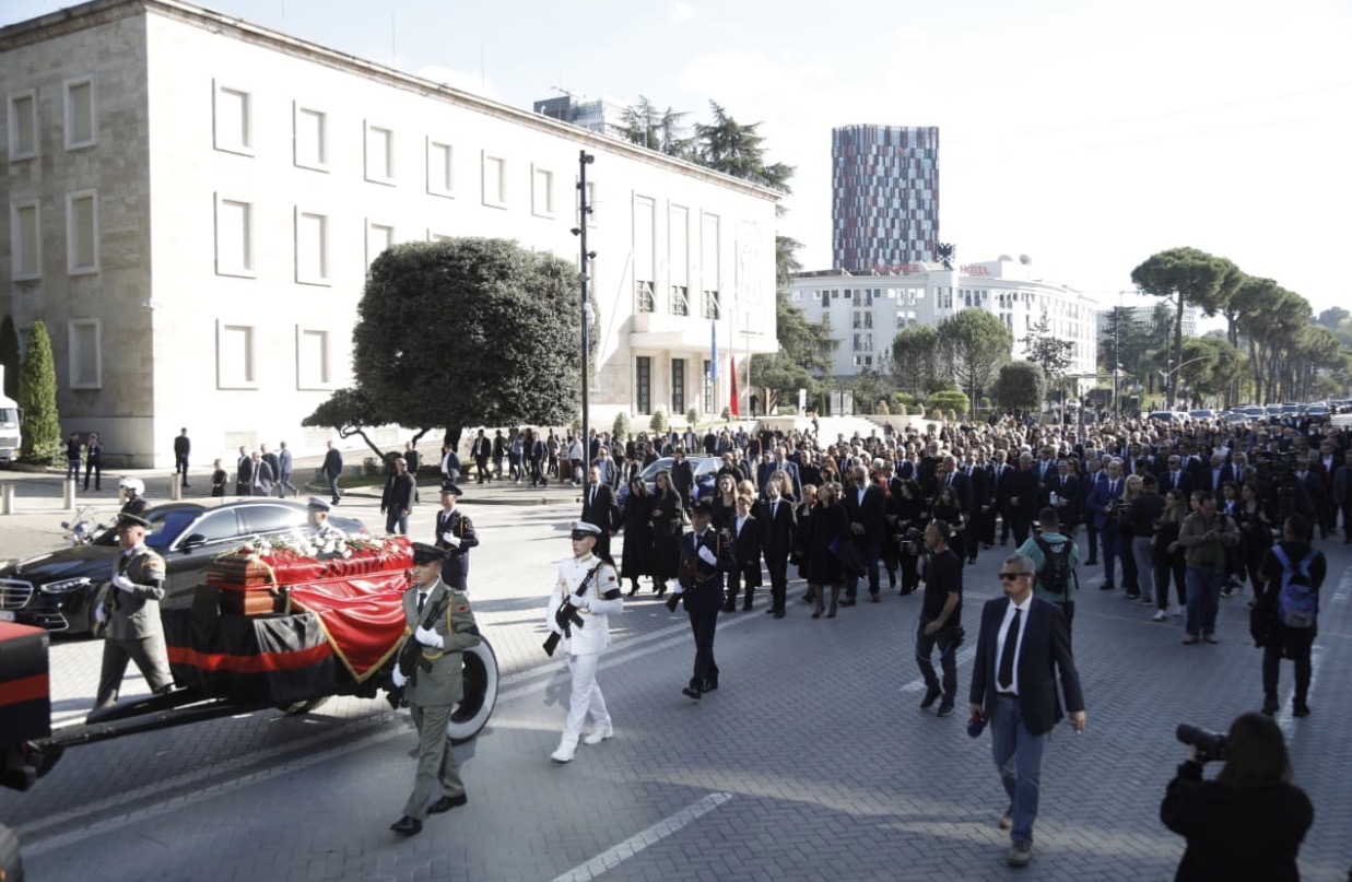 Nga karafilat e bardhë mbi arkëmort te përcjellja në banesën e fundit me këngën e preferuar/ Detaje nga ceremonia shtetërore për Fatos Nanon