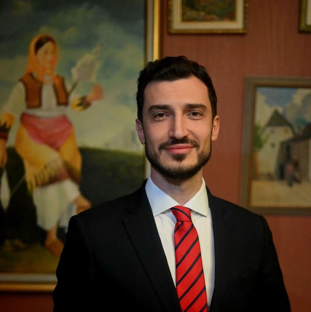 Andi Mustafaj: Opozita po flet me gjuhën e regjimit, rreth Berishës një oborr këshilltarësh që të shurdhojnë