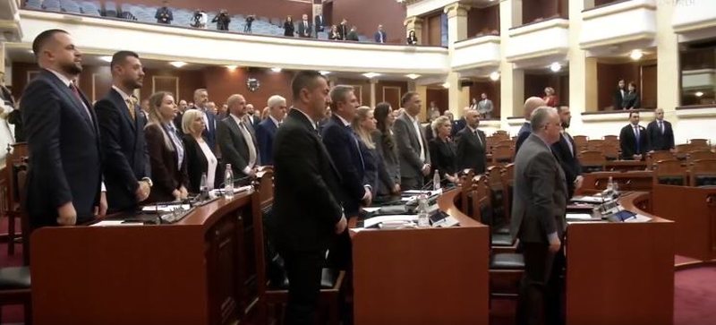 Kuvendi mban 1 minutë heshtje për ndarjen nga jeta të ish-kryeministrit Nano