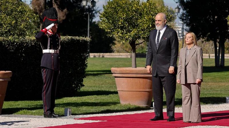 Mbledhja e dy qeverive/ Rama mbërrin në Romë, pritet me ceremoni zyrtare nga kryeministrja Meloni