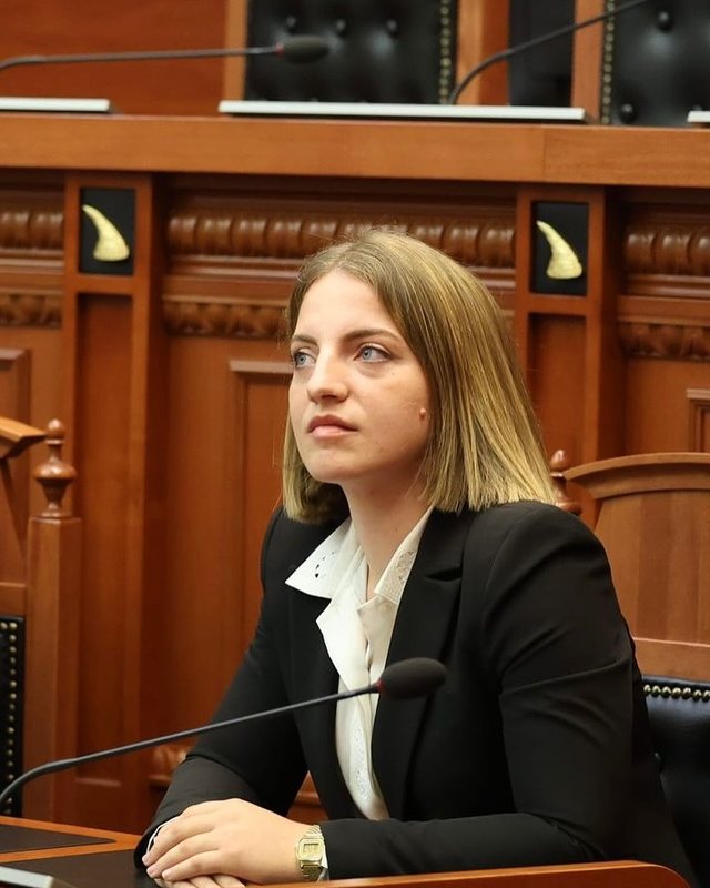 Sot mbush 25 vjeçe, ‘Neomalsorja’: 1 vit më parë isha më e lumtur te bujtina se sa sot në Parlament