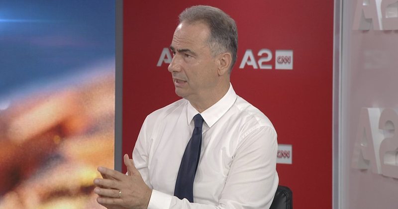 Luçiano Boçi fyen komisioneren e Zgjerimit në BE: Rroftë republika e Kosit! “Ne s’kemi korrupsion, kemi kos”