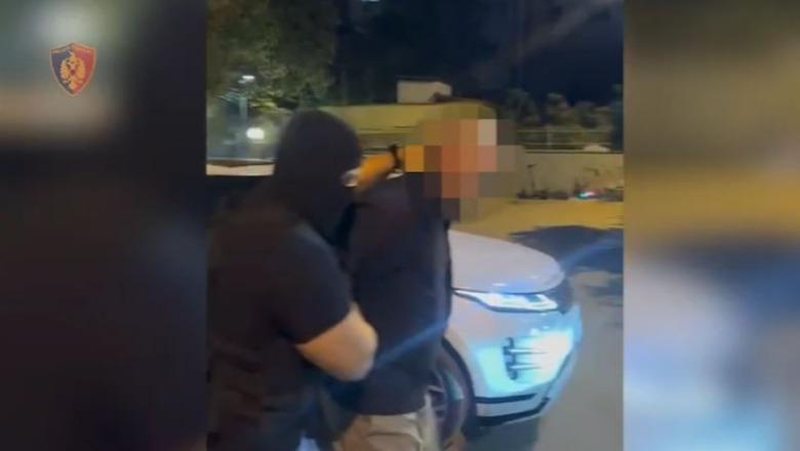 Goditi me grushte një punonjës burgu në Fier, arrestohet 32-vjeçari i shpallur në kërkim! Pranga edhe 4 shokëve që e ndihmuan t’i fshihej policisë