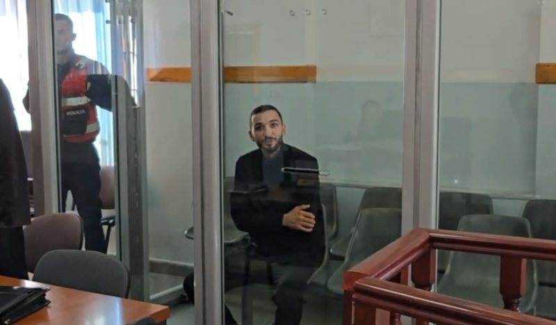 “Nuk më linte të haja bukë i qetë” – Vrau babanë me thikë, lihet në burg 25-vjeçari