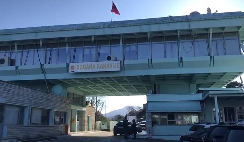 Tentuan të fusin mallra kontrabandë, arrestohet një nga shoferët e autobusit të linjës Athinë-Tiranë! Nis hetimi për tjetrin