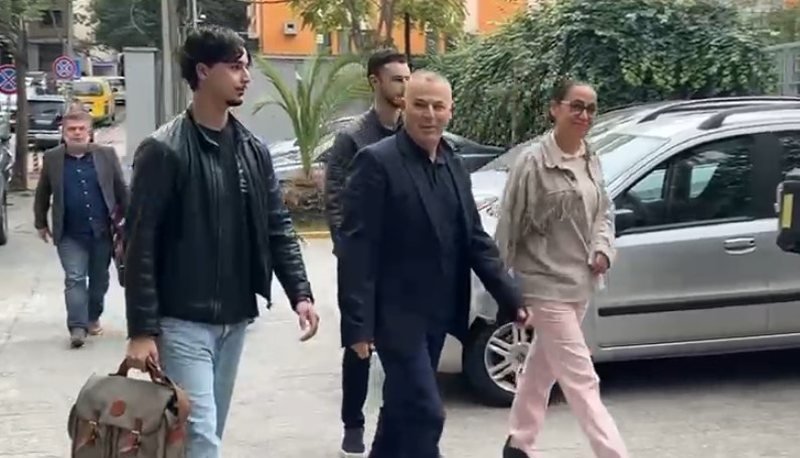 Nën akuzë për fshehjen e pasurisë, Asllan Dogjani paraqitet familjarisht në gjyq