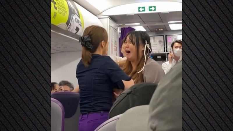 Bërtiste e qante në avion sepse nuk ishte afër burrit të saj, ekuipazhi nxjerr jashtë gruan pasi vonoi fluturimin me rreth 2 orë