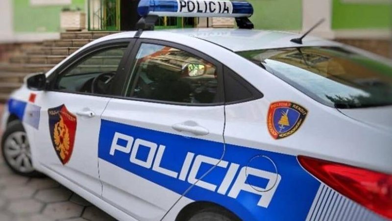 Theu me sëpatë dyert e dy magazinave dhe vodhi materiale ndërtimi, arrestohet i riu në Durrës