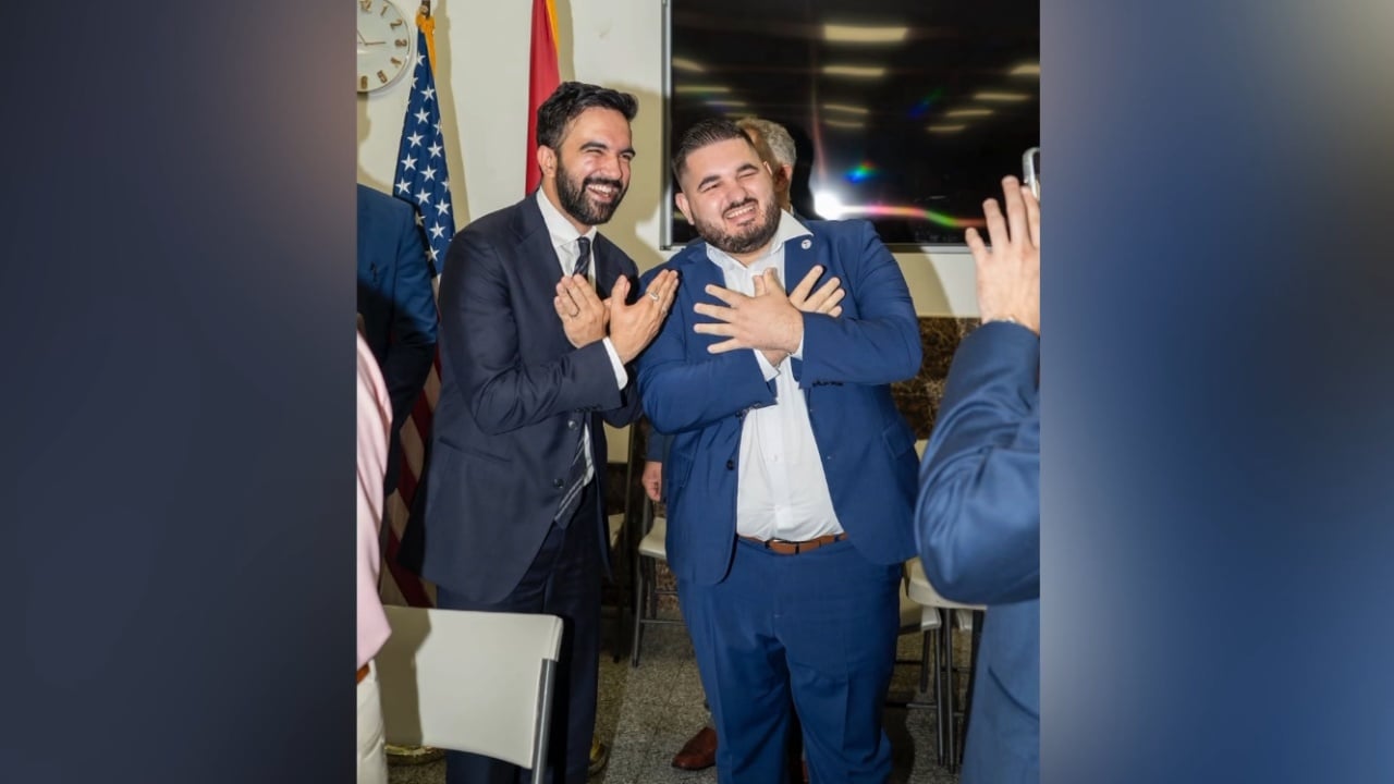 Kryebashkiaku i ri i Nju Jorkut bëhet viral me shqiponjën shqiptare, flet i riu shqiptar që shkrepi foton