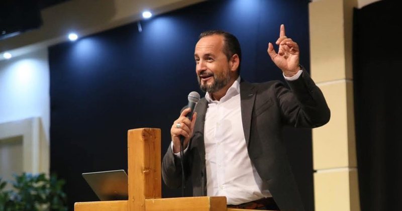 Akil Pano “shpërthen” ndaj deputetëve: O të paudhë, si do t’i dilni përballë babait dhe nënës, mohuat ata që ju rritën