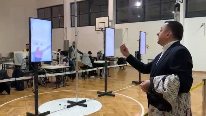 Kandidati i pavarur Gjergji Nika mbërrin në qendrën e numërimit: Do fitoni, po s’qeveriset Vlora me 6%!