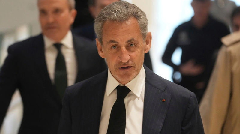 Ish-presidenti francez Nicolas Sarkozy lirohet nga burgu