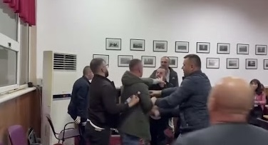 VIDEO: Sherr me grushte e shkelma në mbledhjen e Këshillit Bashkiak në Pogradec