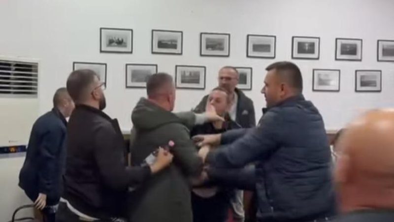 Goditi me grusht këshilltarin bashkiak në Pogradec, Gjykata e Korçës liron Kevi Muçllarin