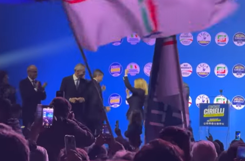 “Kush nuk kërcen është komunist”, Meloni bashkohet me korin e qytetarëve