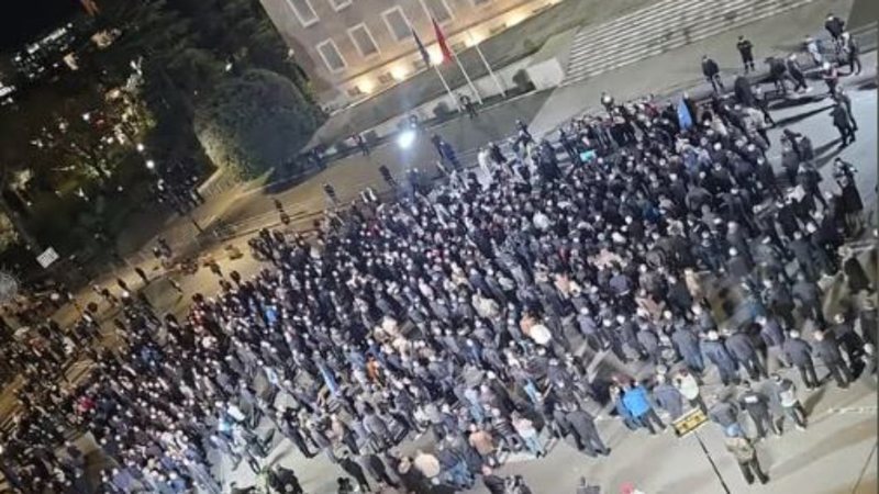 Taulant Balla publikon foton e protestës dhe ironizon Berishën: Ia doli ta fundosë PD në shoqatë