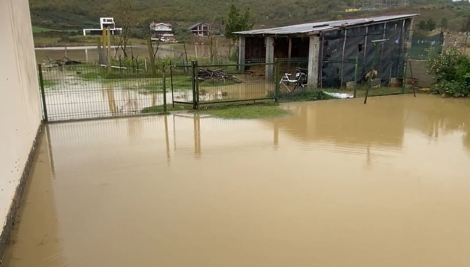 Moti i keq/ Famija me pesë anëtarë rrethohet nga uji në Thumanë