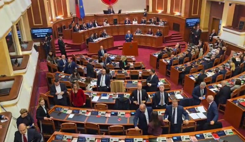 “Gjestet e opozitës në Kuvend qesharake”, Leka: Këto skena do shohim nëse i lihet PD-ja Gaz Bardhit