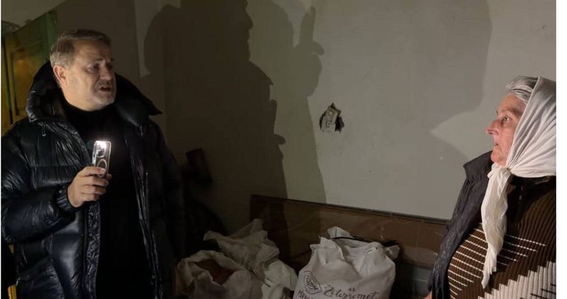 FOTOLAJM/ Gjin Gjoni duke i qarë hallin qytetarëve me xhup që kushton nga 1 deri në 3 mijë euro