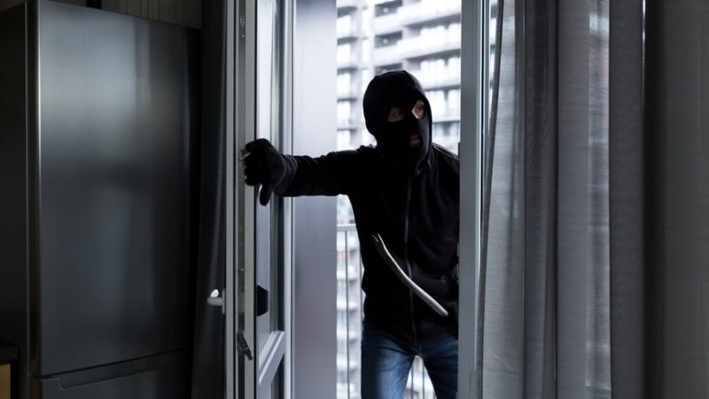 Ndodh në Selanik/ Hajduti bie nga çatia, pronari i shtëpisë i jep ndihmën e parë
