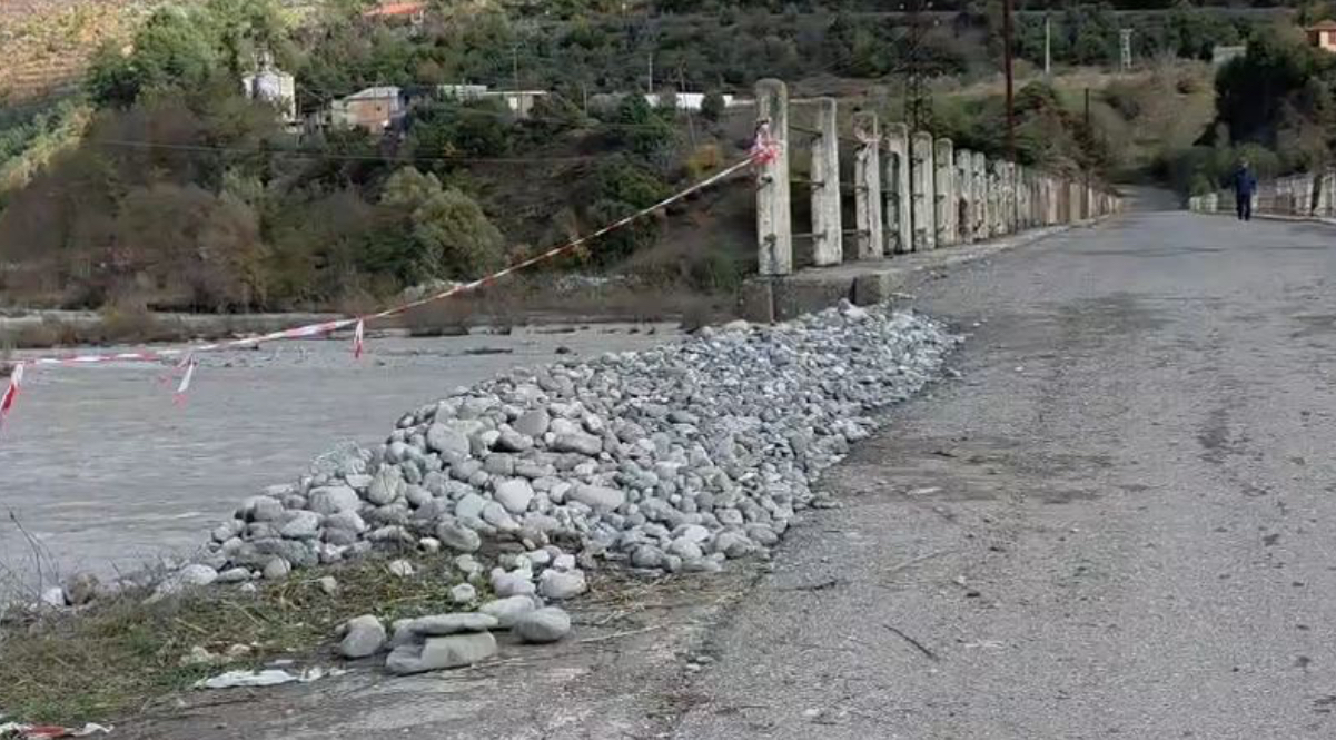 Moti i keq/ Dëmtohet ura e Shëmrizës në Gramsh, rrezik për shoferët