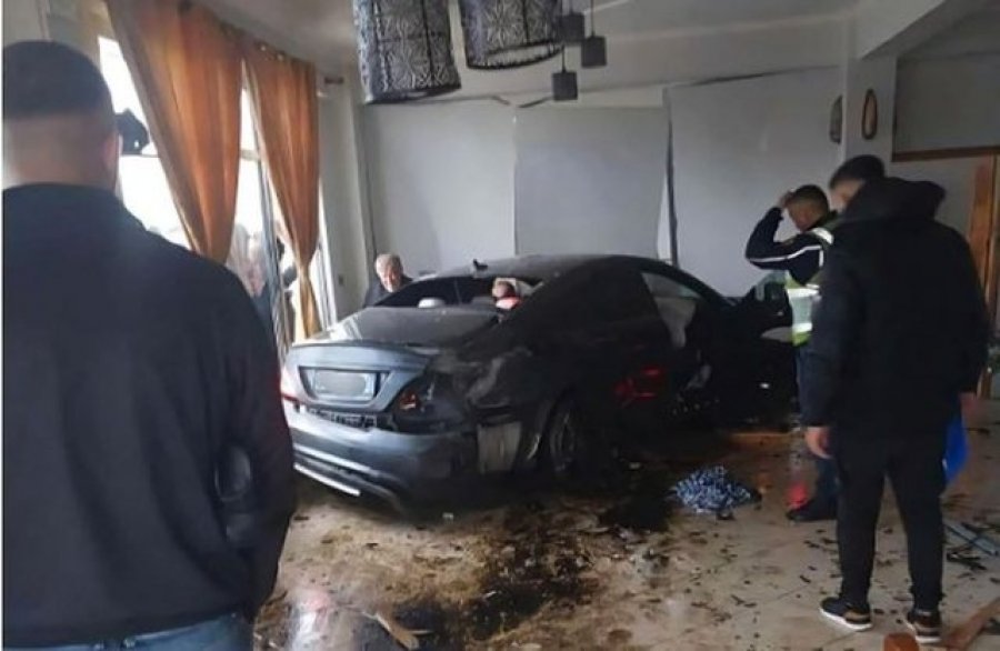 Aksident në Cërrik/ Makina del nga rruga dhe futet në lokal, 3 të plagosur