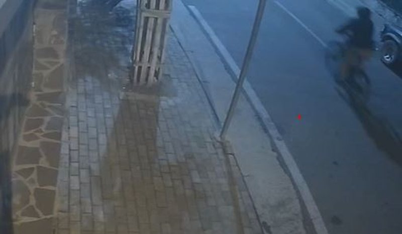 VIDEO: Tritoli në vilën e Xhelal Mziut, dalin pamjet e autorit të maskuar