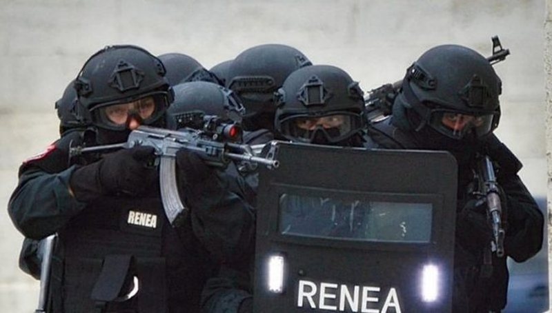 RENEA “zbarkon” në Orosh, dy persona të armatosur refuzojnë të vetëdorëzohen