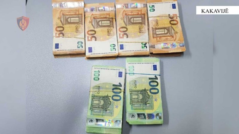 Tentoi të nxirrte 42 mijë euro pa i deklaruar, nis hetimi për 44-vjeçarin nga Fieri