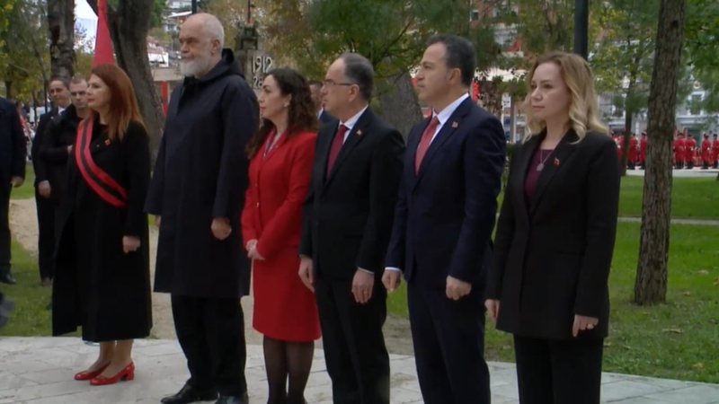 Ceremonia e ngritjes së flamurit në Vlorë, marrin pjesë kryeministri Rama, Presidenti Begaj dhe Vjosa Osmani