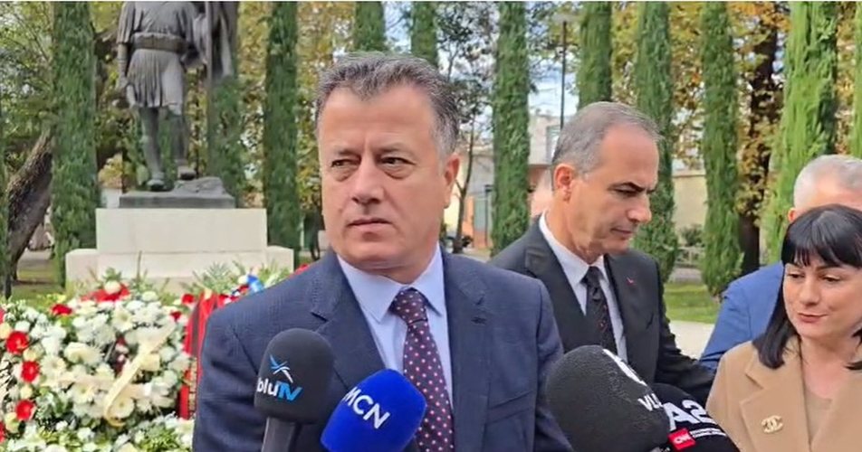 Komentuesit “masakrojnë” Flamur Nokën për gafën epike dhe përjashtimin e anëtares së PD-së
