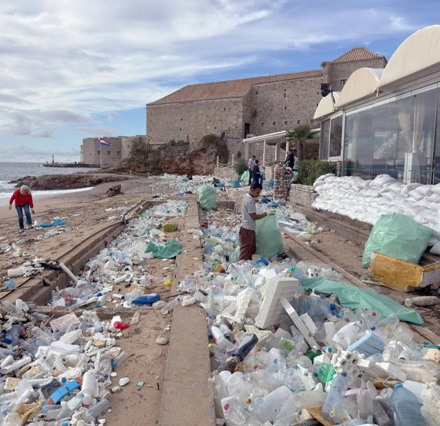 New York Times: Plazhi i Dubrovnikut nën pushtetin e plehrave të Shqipërisë!