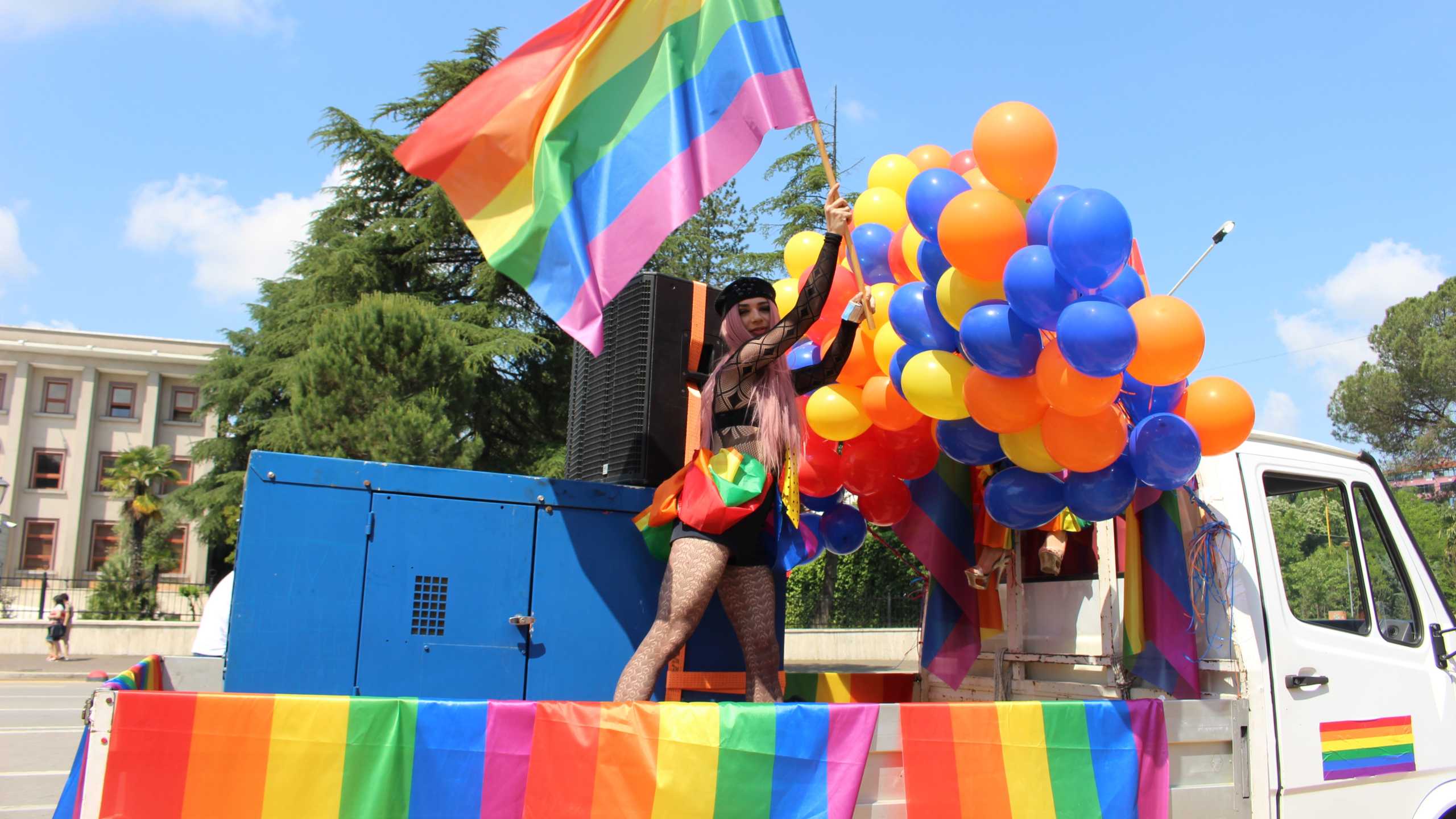 Emrat / Lista e pagave të komunitetit LGBTQ nga 200 euro deri në 1.3 mijë euro, pozicionet përkatëse