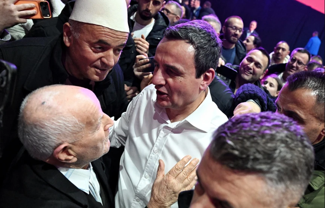 Vetëvendosja me në krye Albin Kurtin fiton zgjedhjet në Kosovë me 50 % të votave, simpatizantët në festë