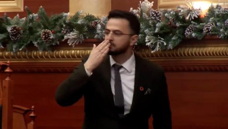 Shabani betohet si Avokat Populli mes kaosit të opozitës, i përshëndet me puthje