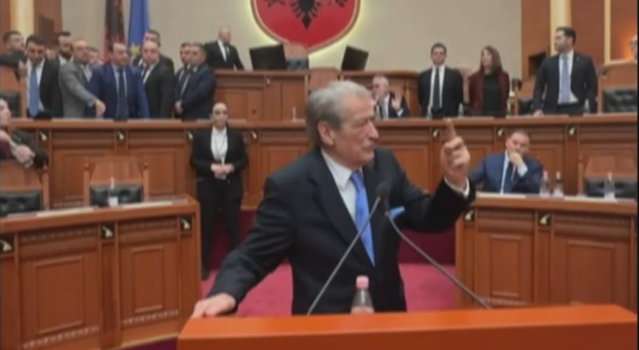FOTOLAJM/ Berisha kopjon Pilinçin, shpall qeverinë: Balliu e Noka te karriget e ministrave…