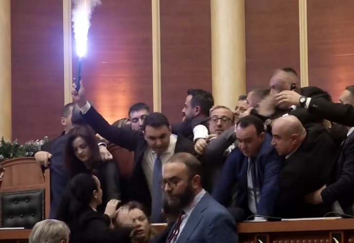 Përplasje fizike, flakadanë e hedhje sendesh drejt Peleshit e Gradës! Çfarë nuk u pa në seancën parlamentare