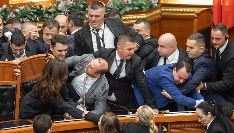 Pas përplasjeve në Kuvend, demokratët mblidhen në seli