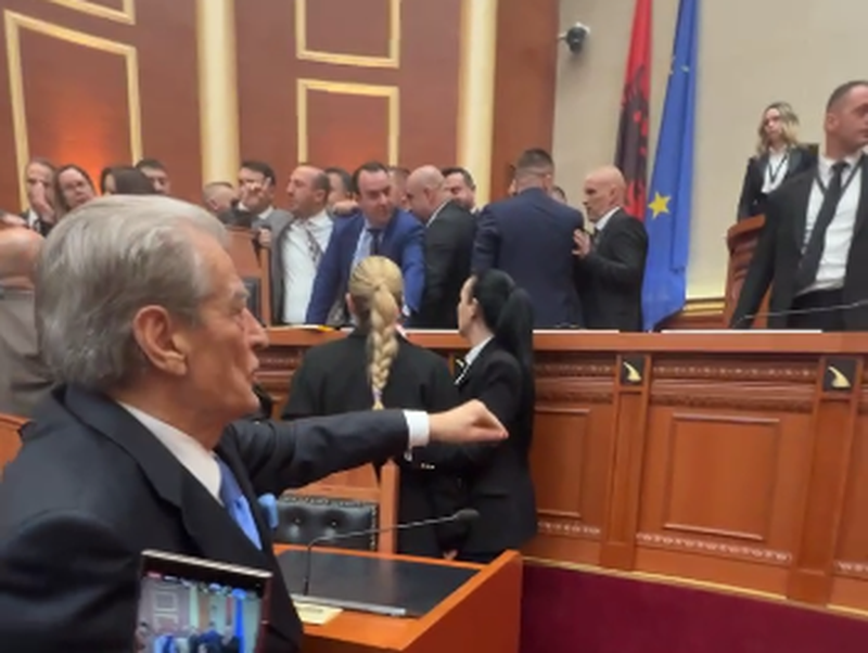 VIDEO/ Po filmonte kaosin në Kuvend, Berisha bëhet lëmsh: Kriminel larg duart nga Balla