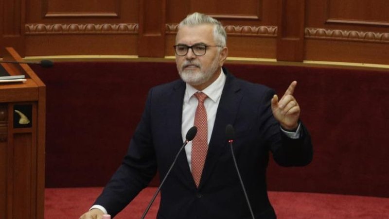 Toni Gogu reagon për tensionet në Kuvend: Dhuna nuk është alternativë politike, ligjet nuk i bëjnë flakadanët
