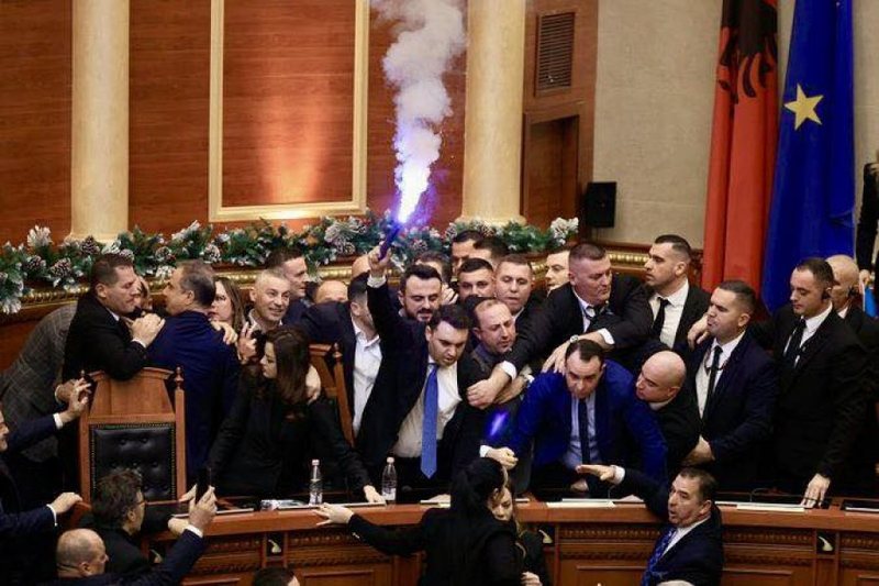 Kaosi në Kuvend, PS kërkon përjashtimin për 29 deputetë të opozitës