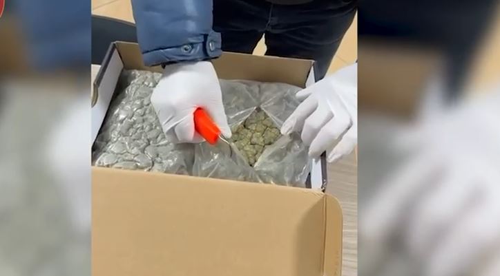 Trafikoi nga Kandaja kanabis në formë gjelatine me vlerë 10.000 euro, arrestohet 23-vjeçari në Tiranë