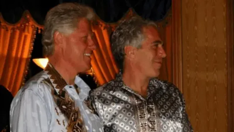 Epstein dyshohet se i prezantoi Trump një vajzë 14-vjeçare – Kush dhe çfarë përfshihet në dosjet Epstein?