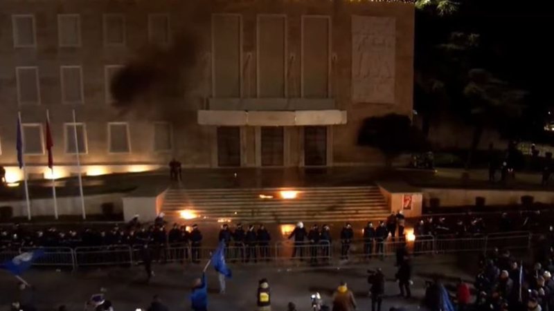 VIDEO/ Tym e flakë te Kryeministria- Protestuesit sulmojnë me molotov dhe përplasen me policinë